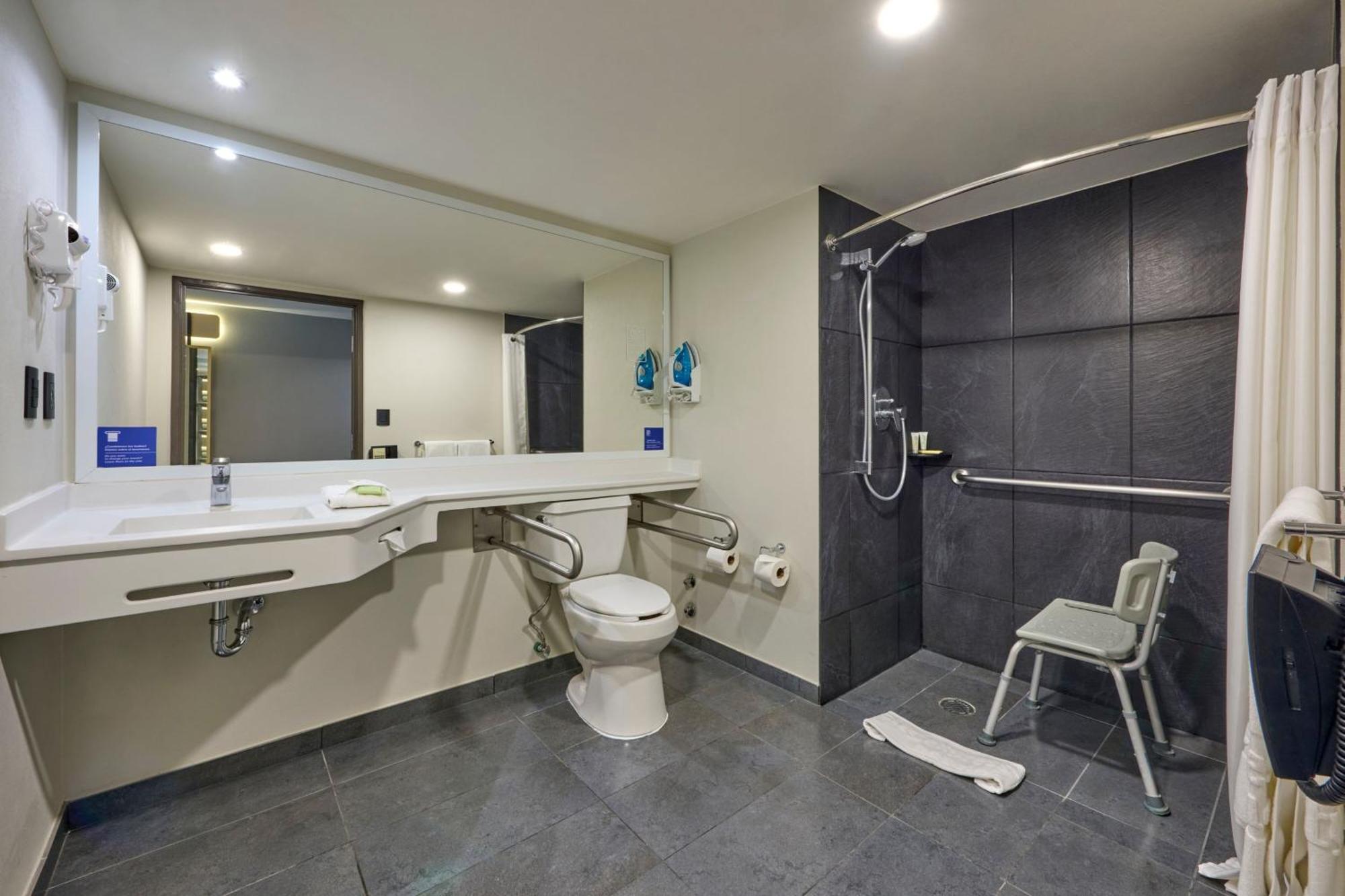 Hotel Express By Marriott Ciudad De La 2*